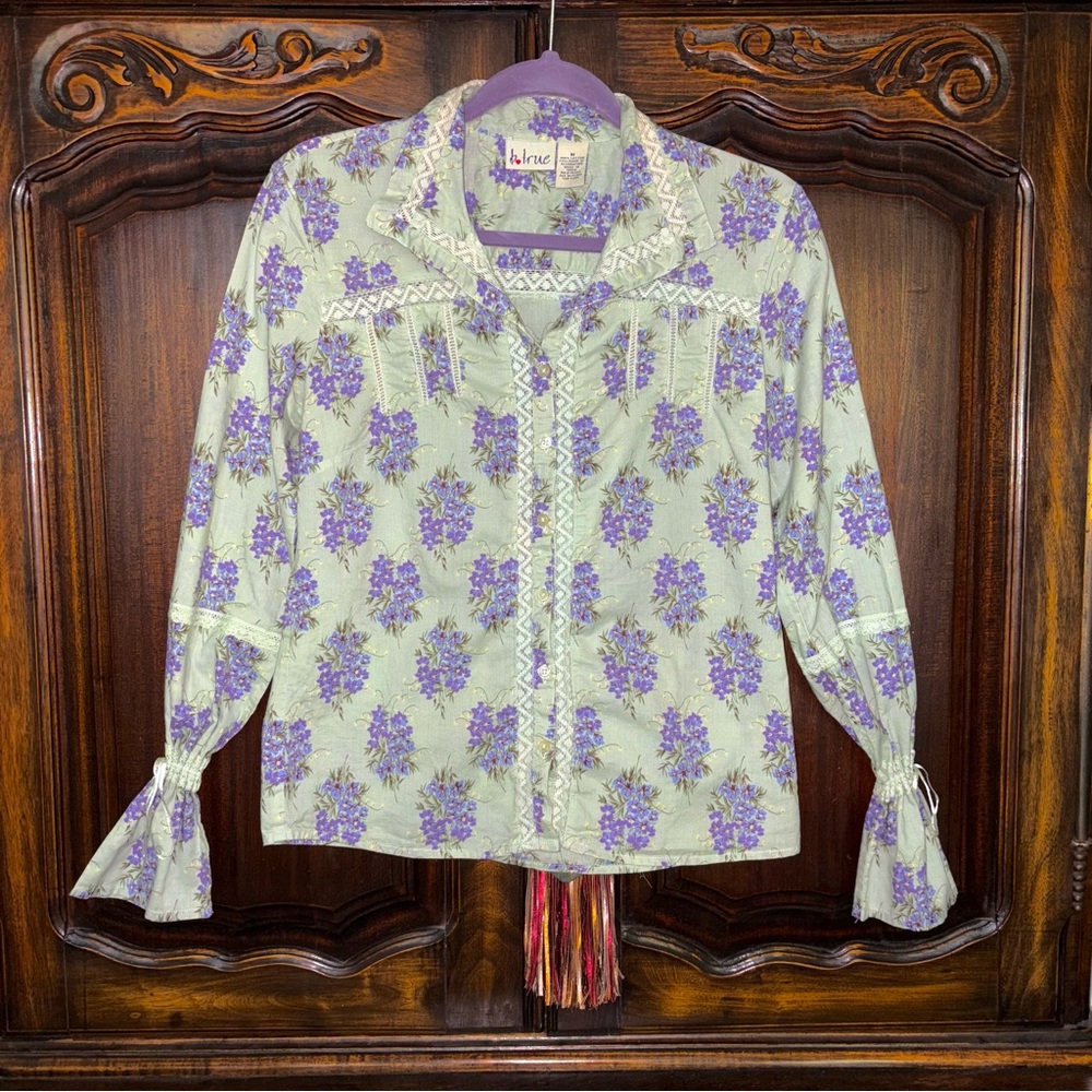 Vintage Lavender Floral Button-Up Shirt with Lace Trim